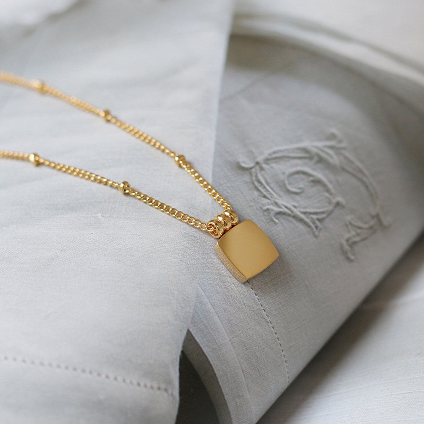 Natural Black, Stone Square Necklace - Pantsnsox