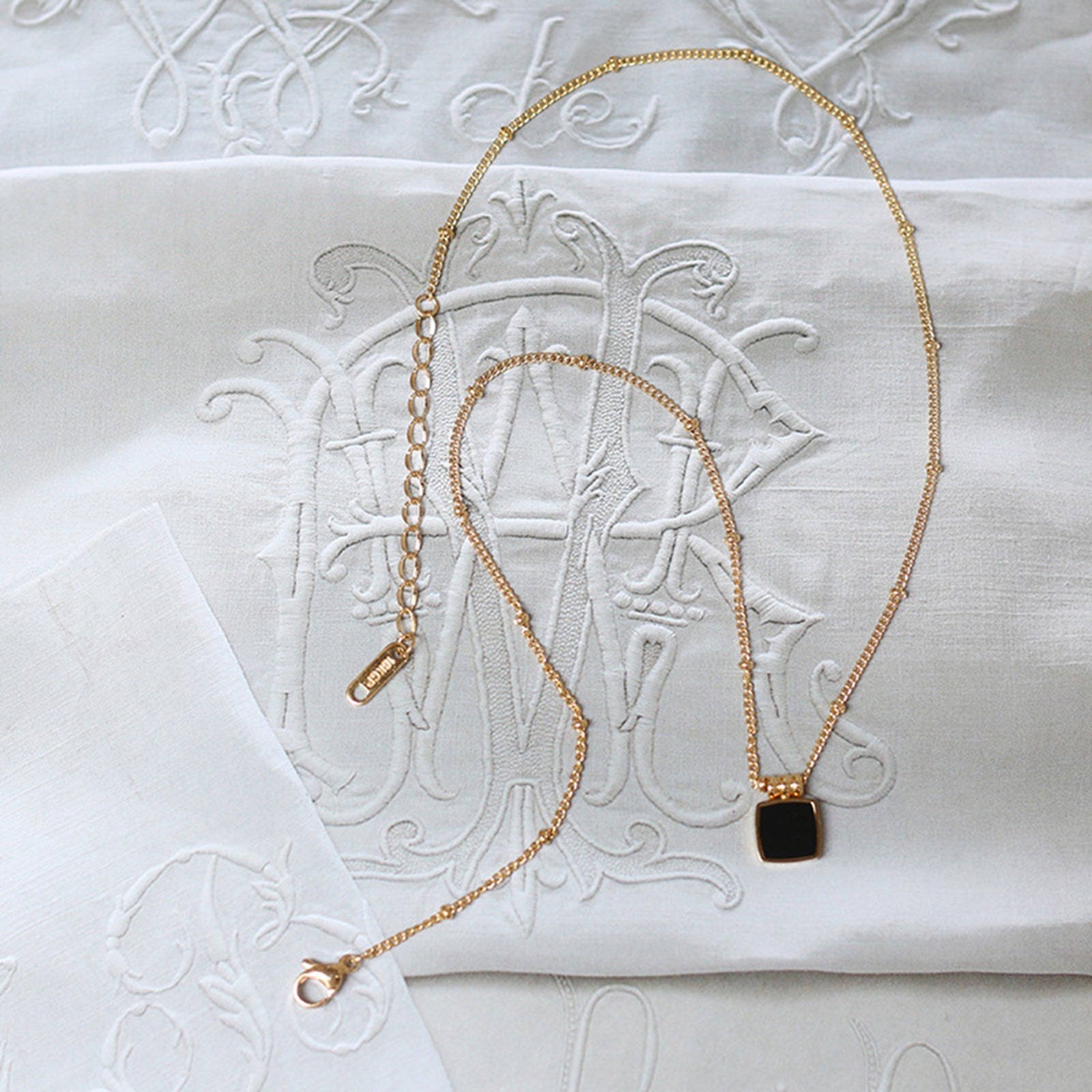Natural Black, Stone Square Necklace - Pantsnsox